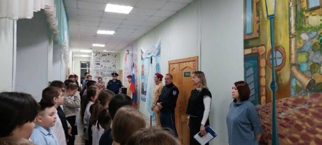 Вместе за безопасность на дорогах: автоинспекторы напомнили школьникам о ПДД перед зимними каникулами