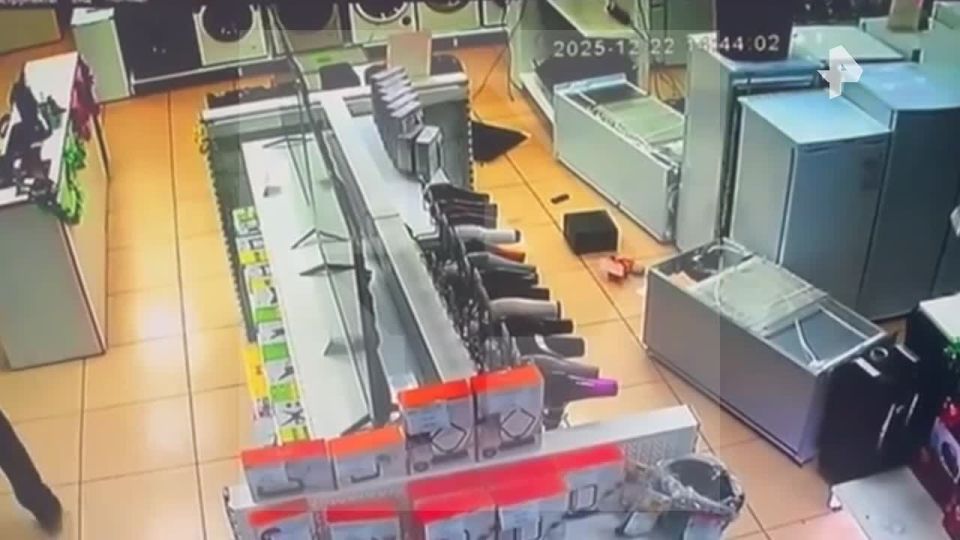 Мужчина в порыве ярости разгромил магазин электроники в Алтайском крае