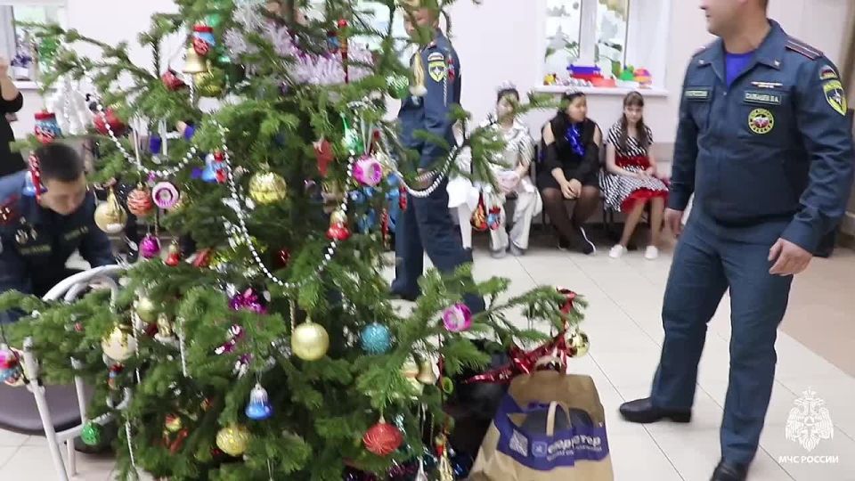 Сотрудники МЧС России поздравили ребят коррекционной школы с приближающимися праздниками