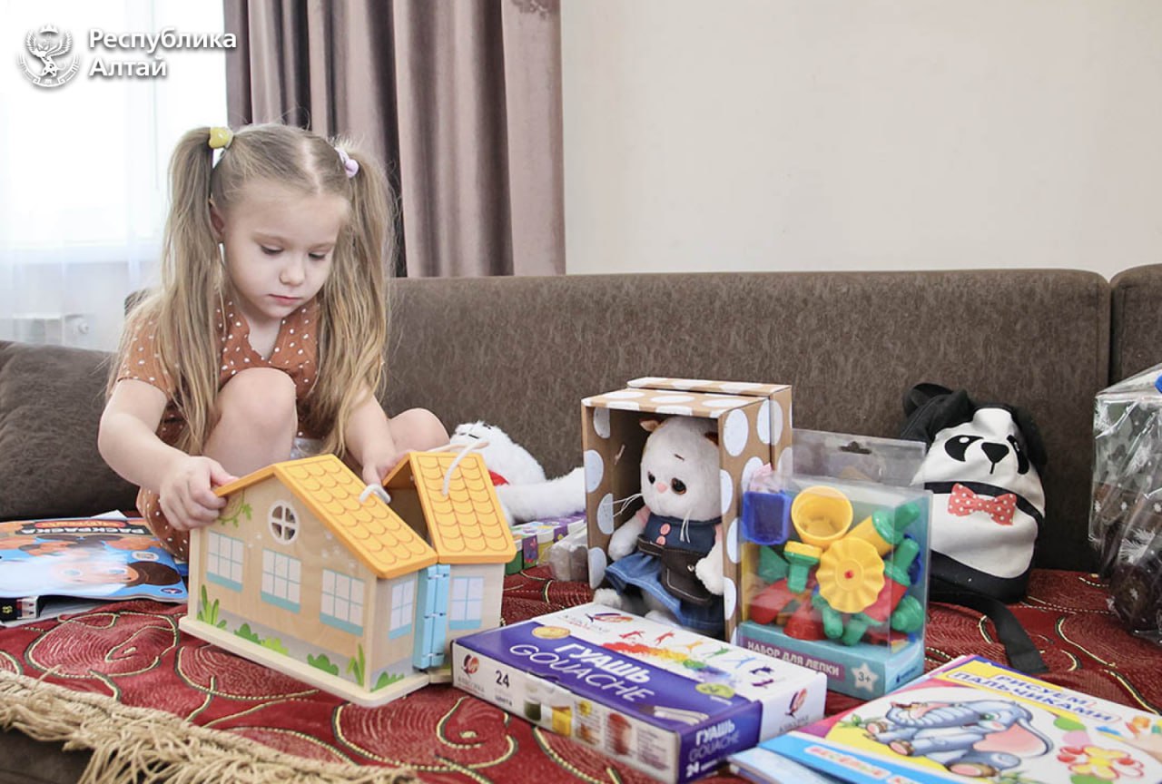 Глава региона снял открытку девочки Ани с «Ёлки желаний» Глава региона снял открытку девочки Ани с «Ёлки желаний»