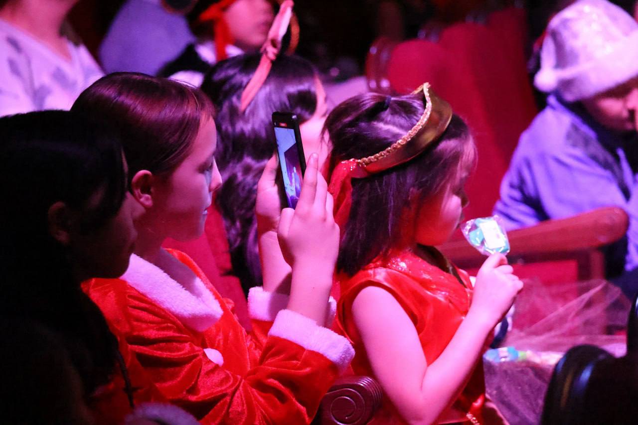 300 детей со всех уголков Республики приехали на традиционную новогоднюю «Ёлку Главы», сообщил в своем ТГ-канале глава региона Андрей Турчак 300 детей со всех уголков Республики приехали на традиционную новогоднюю «Ёлку Главы», сообщил в своем ТГ-канале глава региона Андрей Турчак