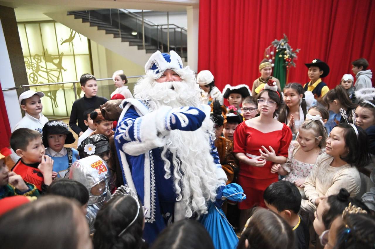 300 детей со всех уголков Республики приехали на традиционную новогоднюю «Ёлку Главы», сообщил в своем ТГ-канале глава региона Андрей Турчак 300 детей со всех уголков Республики приехали на традиционную новогоднюю «Ёлку Главы», сообщил в своем ТГ-канале глава региона Андрей Турчак