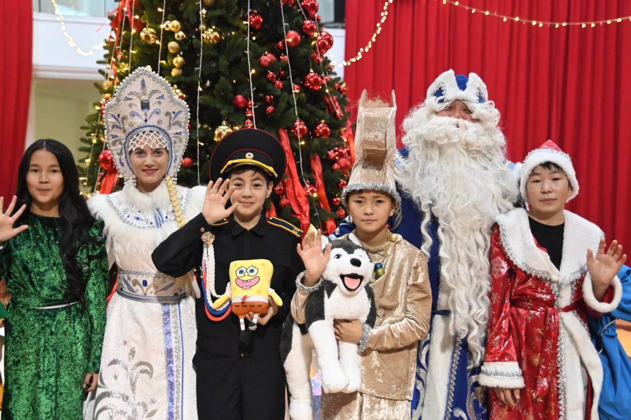 300 детей со всех уголков Республики приехали на традиционную новогоднюю «Ёлку Главы», сообщил в своем ТГ-канале глава региона Андрей Турчак 300 детей со всех уголков Республики приехали на традиционную новогоднюю «Ёлку Главы», сообщил в своем ТГ-канале глава региона Андрей Турчак