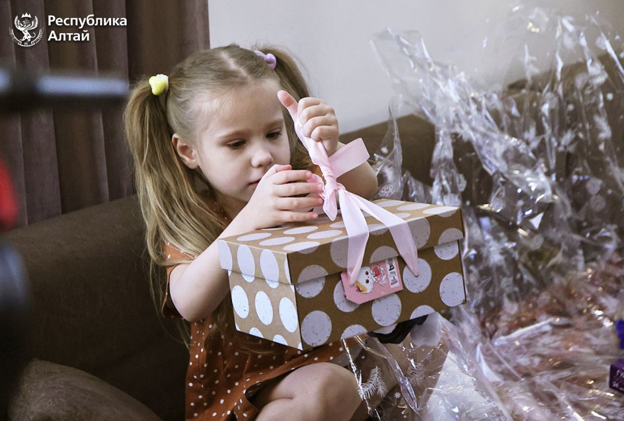 Глава региона снял открытку девочки Ани с «Ёлки желаний» Глава региона снял открытку девочки Ани с «Ёлки желаний»