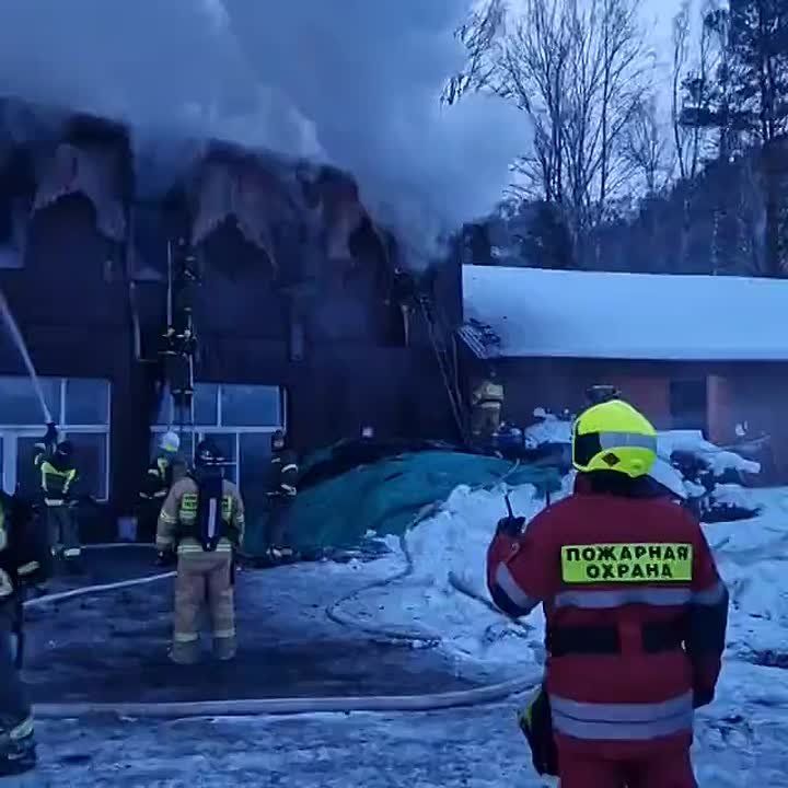 Огнеборцы ликвидирую пожар на туристической базе Юность