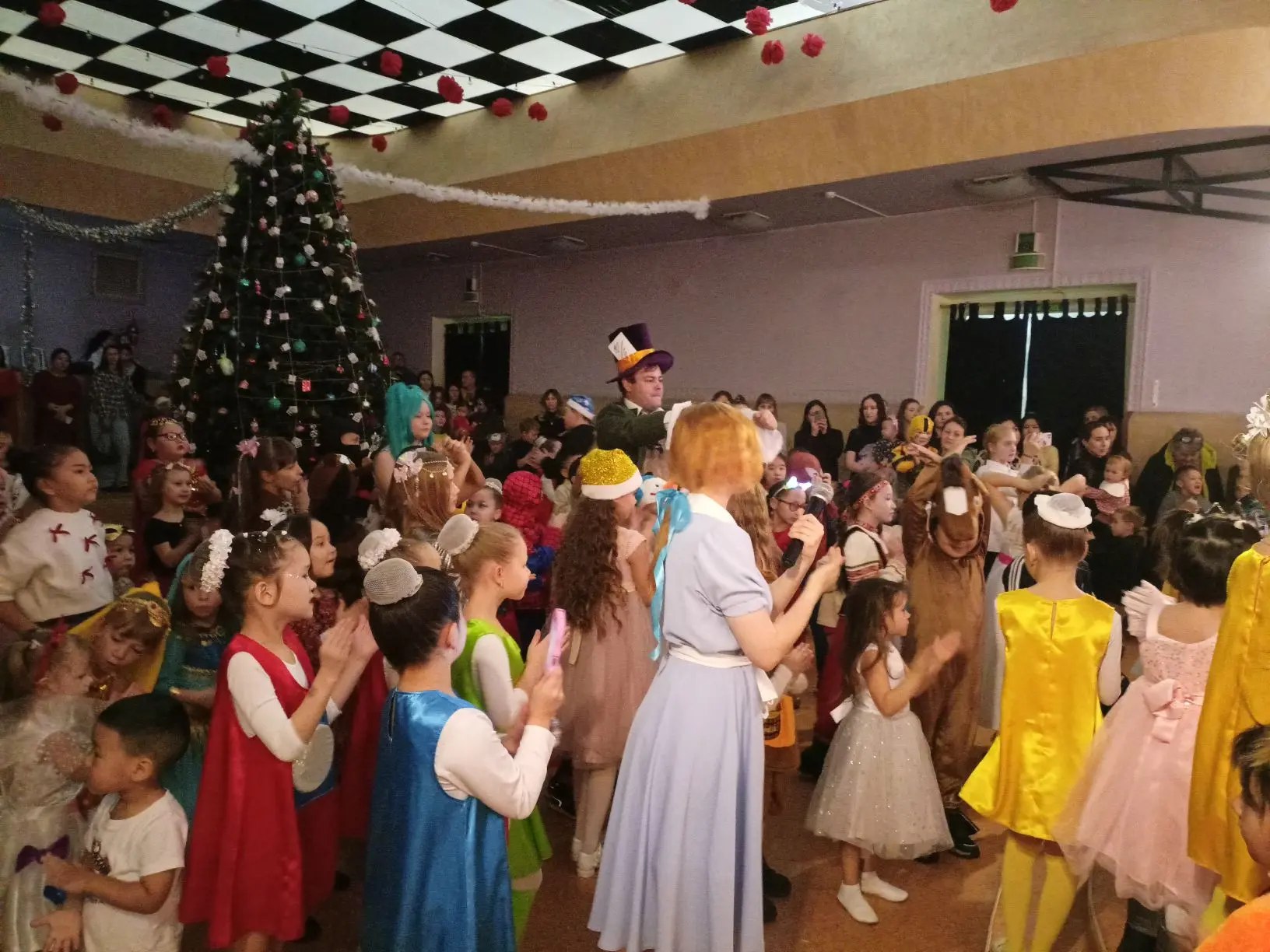 В Городском доме культуры полным ходом идёт новогодняя ёлка для детей участников СВО В Городском доме культуры полным ходом идёт новогодняя ёлка для детей участников СВО