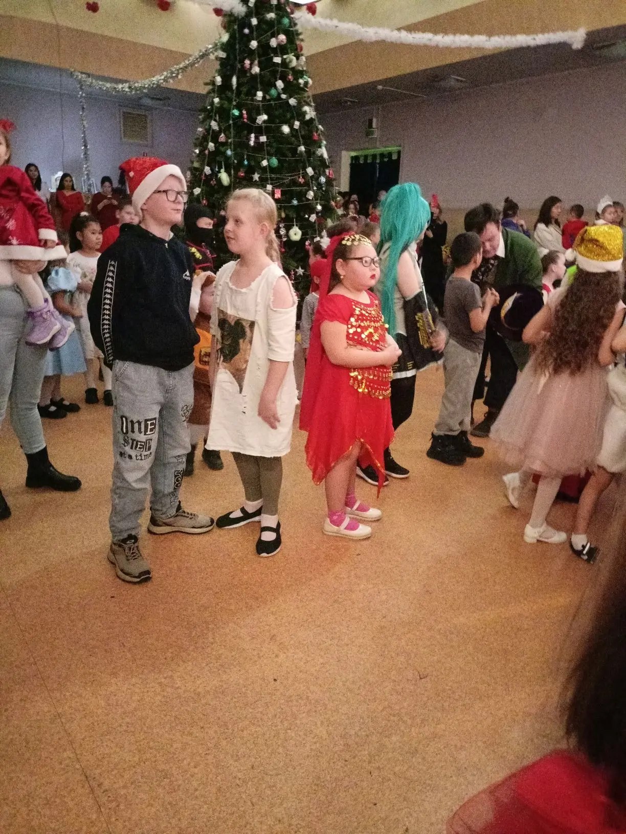 В Городском доме культуры полным ходом идёт новогодняя ёлка для детей участников СВО В Городском доме культуры полным ходом идёт новогодняя ёлка для детей участников СВО