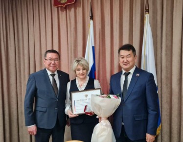 На совещании в Госсобрании - Эл Курултай РА вручил Почетную грамоту Совфеда РФ начальнику государственно-правового управления Поповой Ольге Викторовне за многолетний добросовестный труд и значительный вклад в развитие...