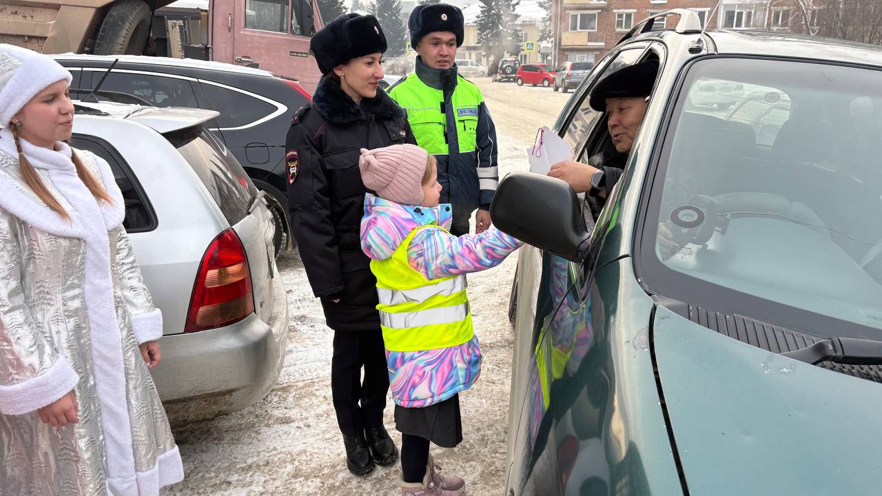 В г. Горно-Алтайске «Новогодний патруль»: Дед Мороз, Снегурочка и юные инспекторы вручили водителям подарки безопасности В г. Горно-Алтайске «Новогодний патруль»: Дед Мороз, Снегурочка и юные инспекторы вручили водителям подарки безопасности