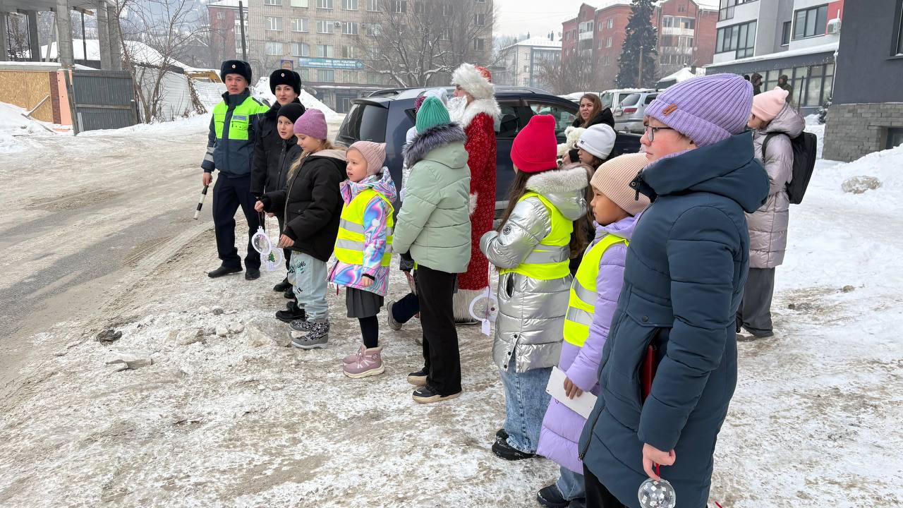 В г. Горно-Алтайске «Новогодний патруль»: Дед Мороз, Снегурочка и юные инспекторы вручили водителям подарки безопасности В г. Горно-Алтайске «Новогодний патруль»: Дед Мороз, Снегурочка и юные инспекторы вручили водителям подарки безопасности