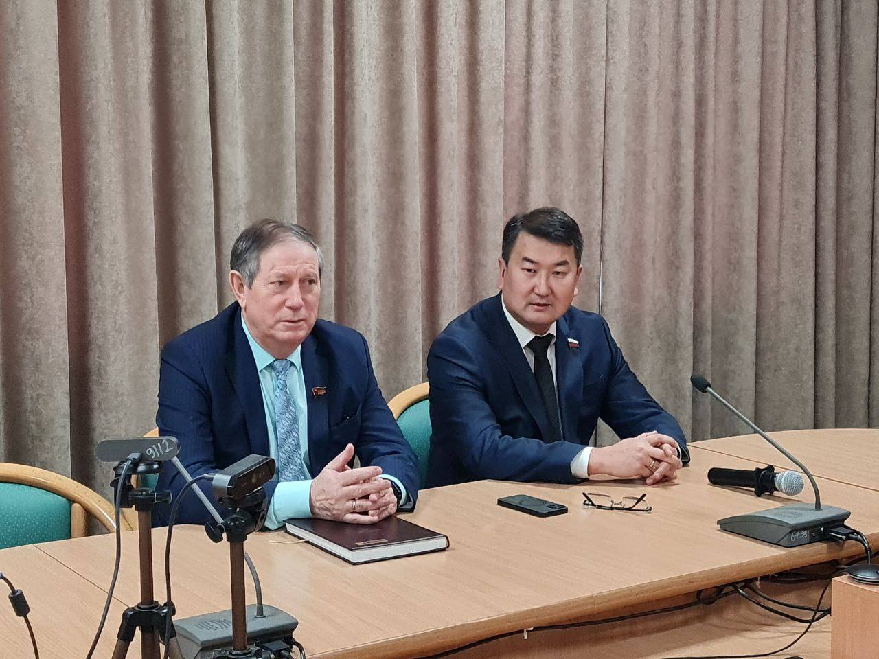 На совещании в Госсобрании - Эл Курултай РА вручил Почетную грамоту Совфеда РФ начальнику государственно-правового управления Поповой Ольге Викторовне за многолетний добросовестный труд и значительный вклад в развитие... На совещании в Госсобрании - Эл Курултай РА вручил Почетную грамоту Совфеда РФ начальнику государственно-правового управления Поповой Ольге Викторовне за многолетний добросовестный труд и значительный вклад в развитие...