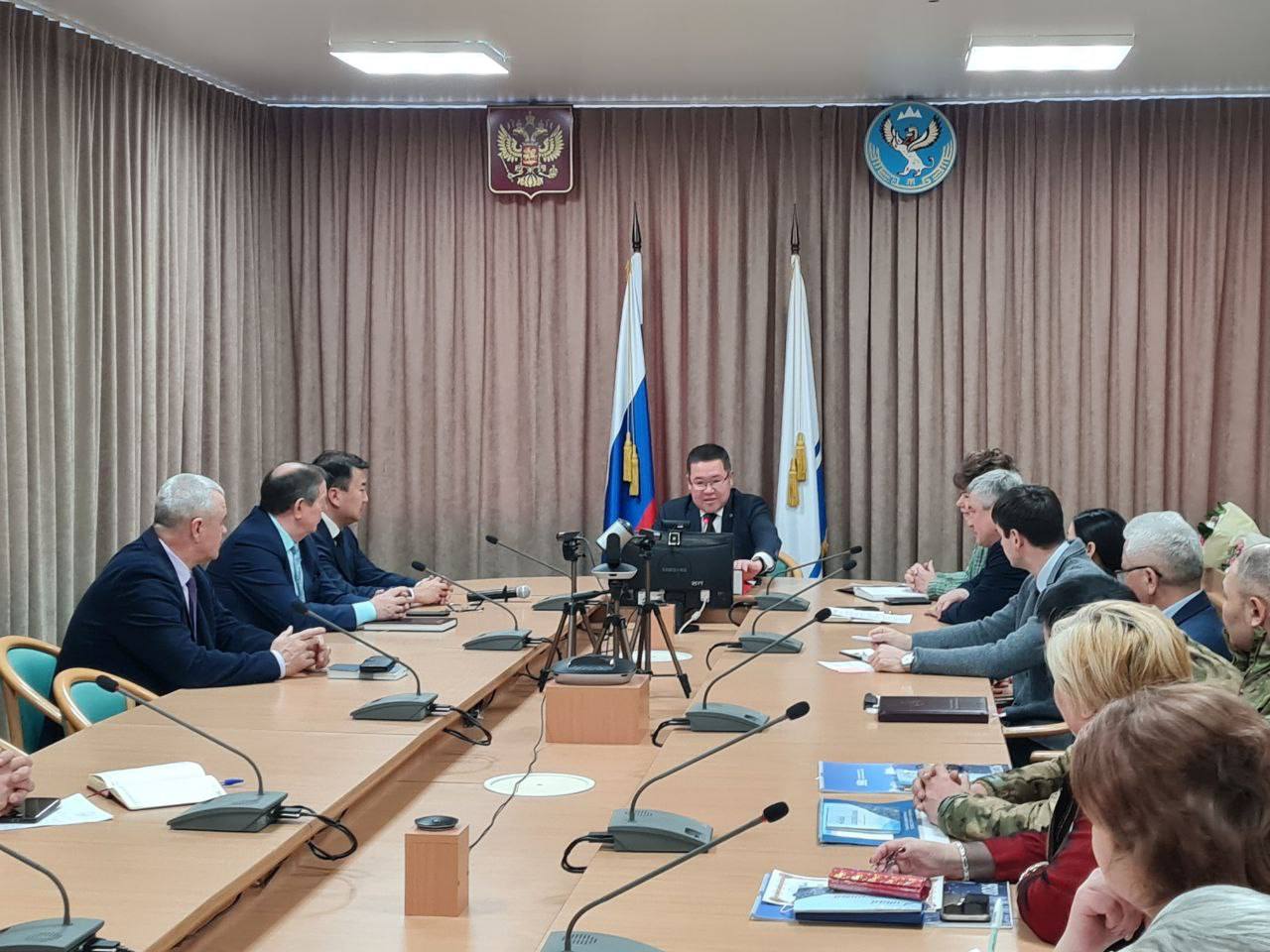 На совещании в Госсобрании - Эл Курултай РА вручил Почетную грамоту Совфеда РФ начальнику государственно-правового управления Поповой Ольге Викторовне за многолетний добросовестный труд и значительный вклад в развитие... На совещании в Госсобрании - Эл Курултай РА вручил Почетную грамоту Совфеда РФ начальнику государственно-правового управления Поповой Ольге Викторовне за многолетний добросовестный труд и значительный вклад в развитие...