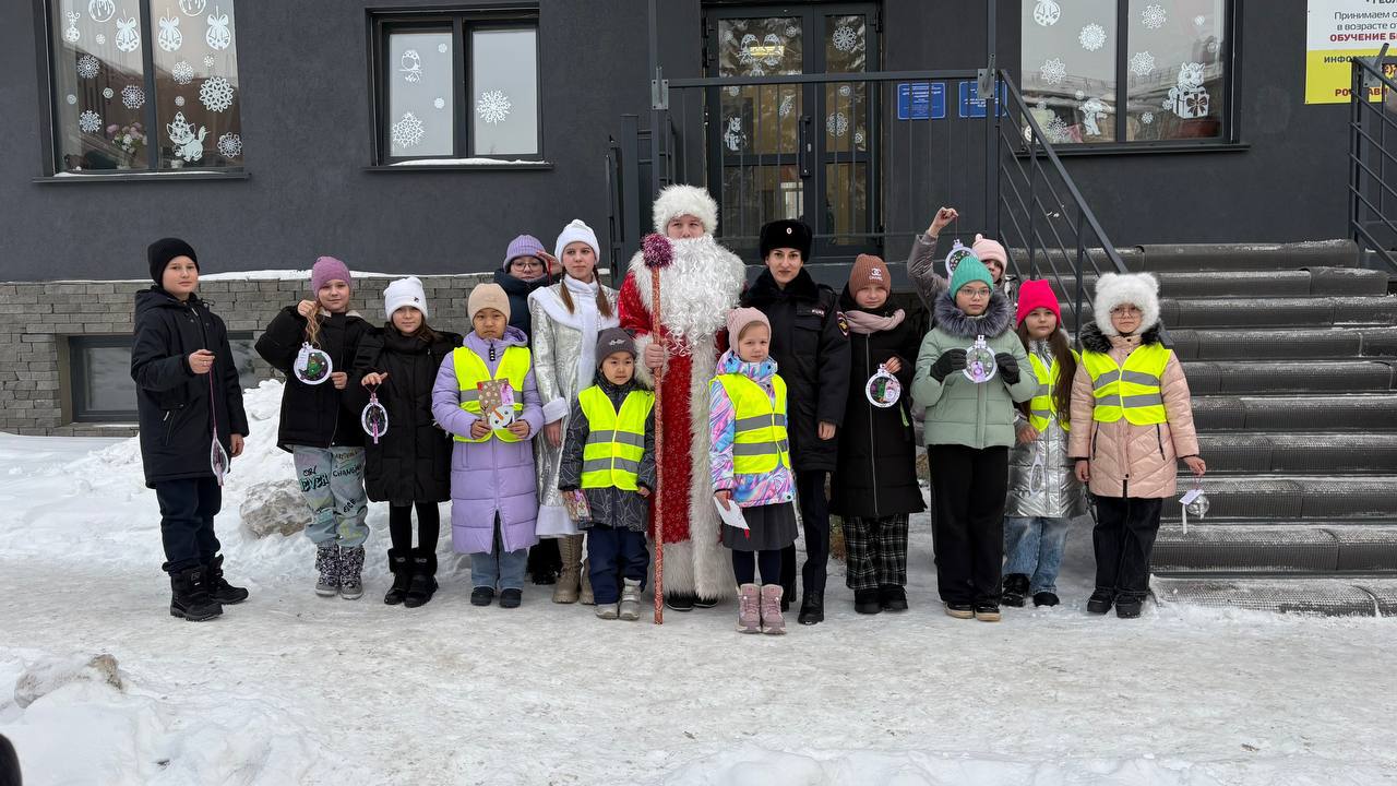 В г. Горно-Алтайске «Новогодний патруль»: Дед Мороз, Снегурочка и юные инспекторы вручили водителям подарки безопасности В г. Горно-Алтайске «Новогодний патруль»: Дед Мороз, Снегурочка и юные инспекторы вручили водителям подарки безопасности