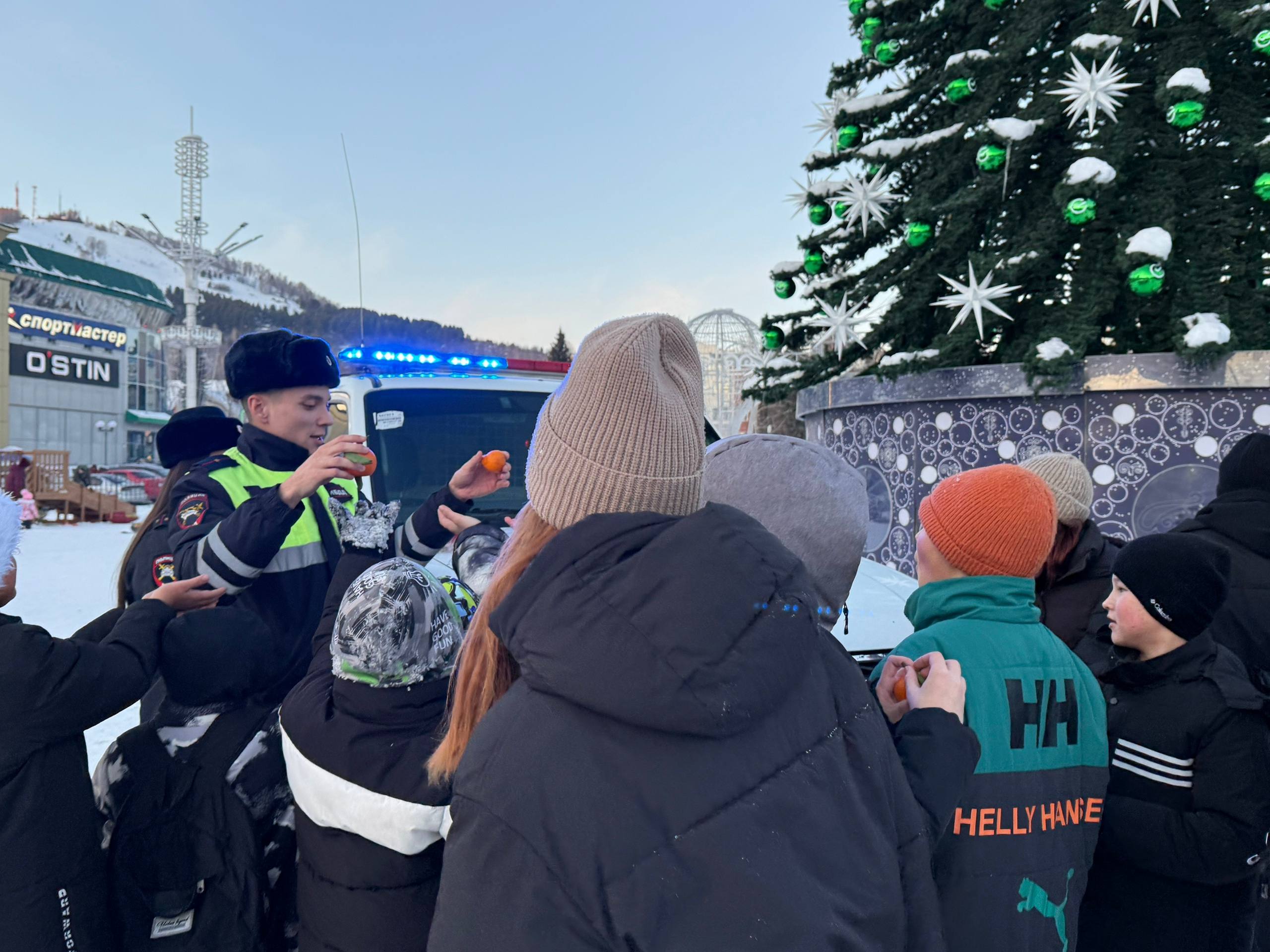 В Горно-Алтайске автоинспекторы провели акцию «Безопасный Новый год» для детей В Горно-Алтайске автоинспекторы провели акцию «Безопасный Новый год» для детей