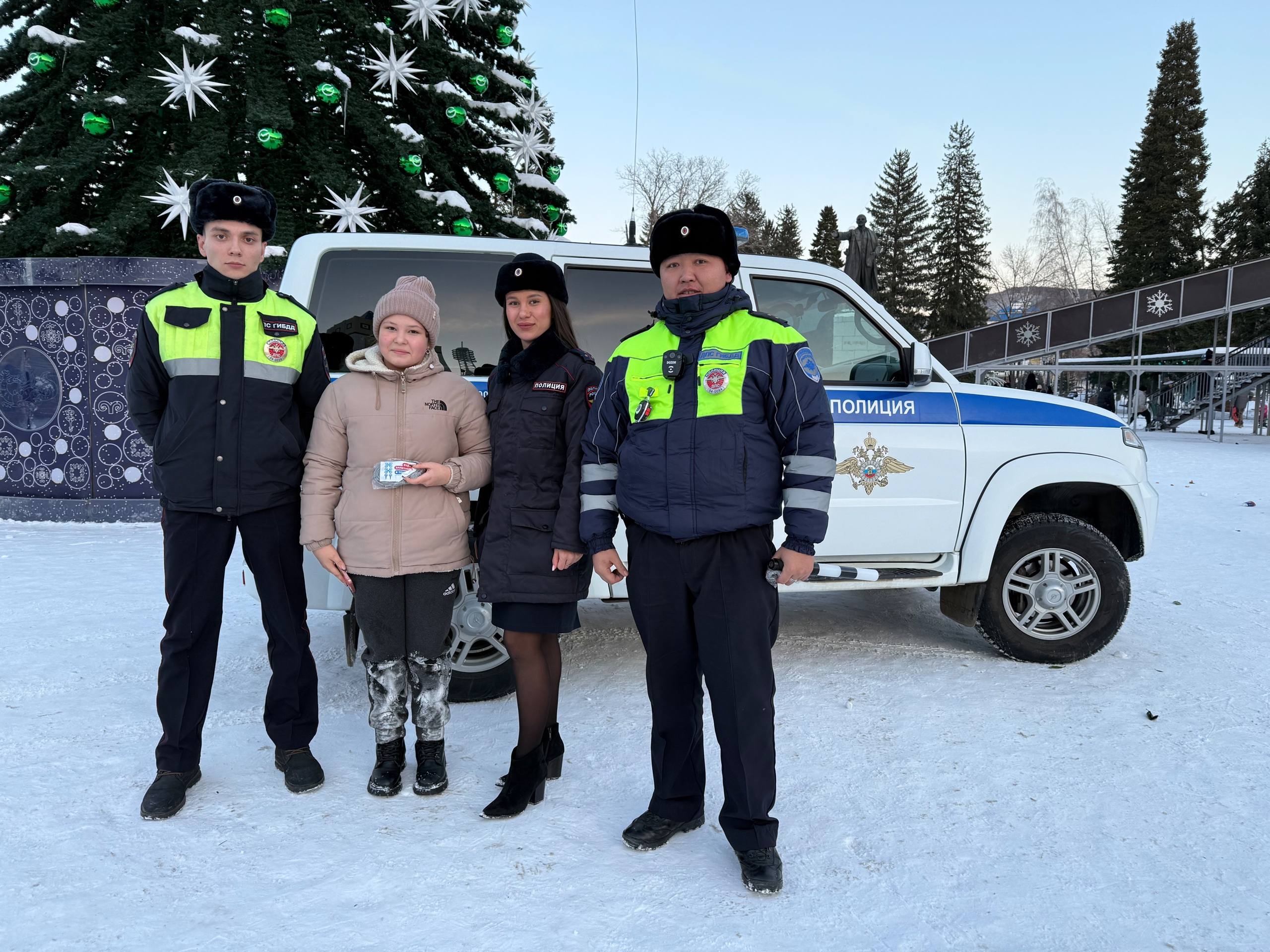 В Горно-Алтайске автоинспекторы провели акцию «Безопасный Новый год» для детей В Горно-Алтайске автоинспекторы провели акцию «Безопасный Новый год» для детей