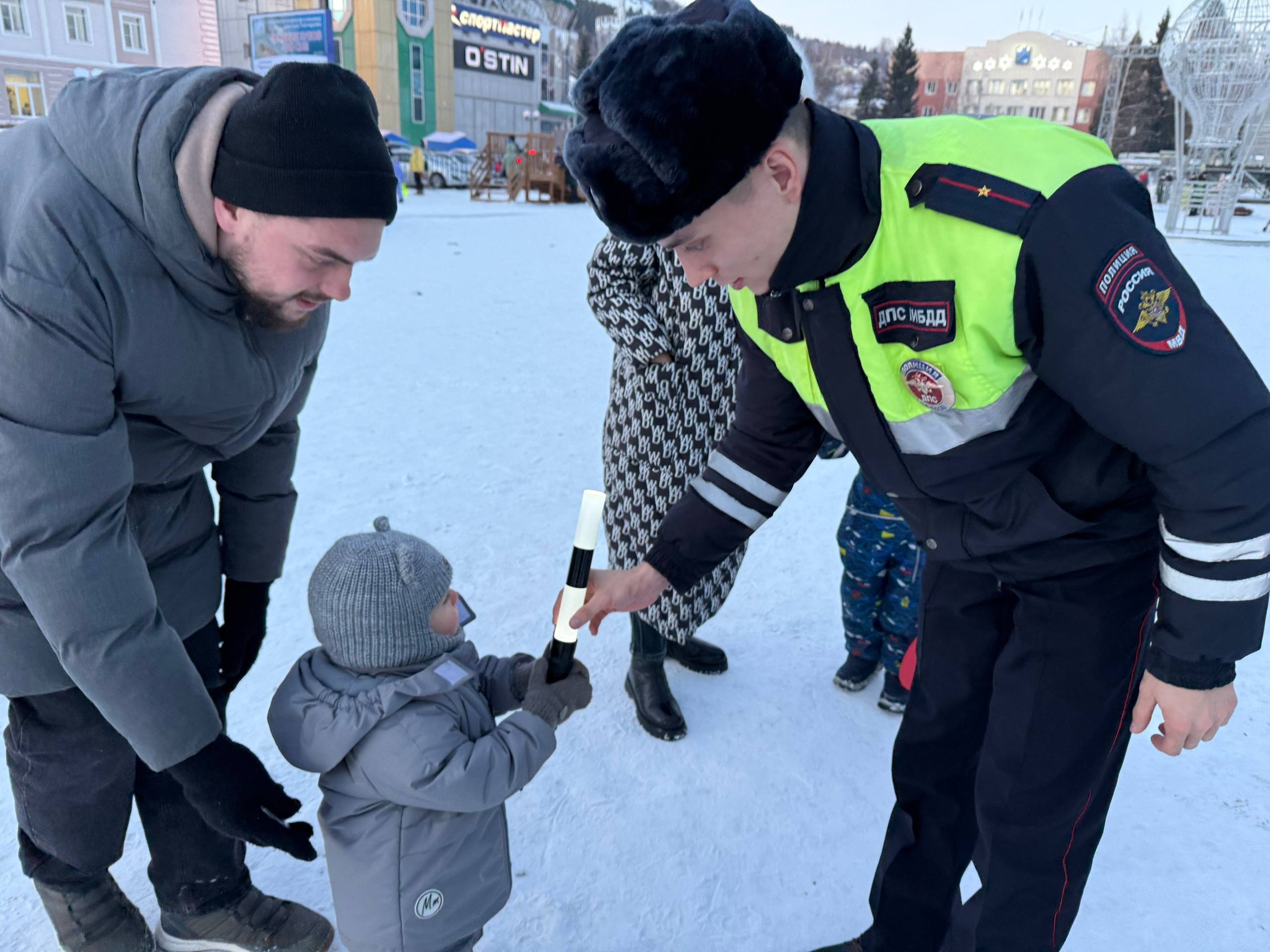 В Горно-Алтайске автоинспекторы провели акцию «Безопасный Новый год» для детей В Горно-Алтайске автоинспекторы провели акцию «Безопасный Новый год» для детей