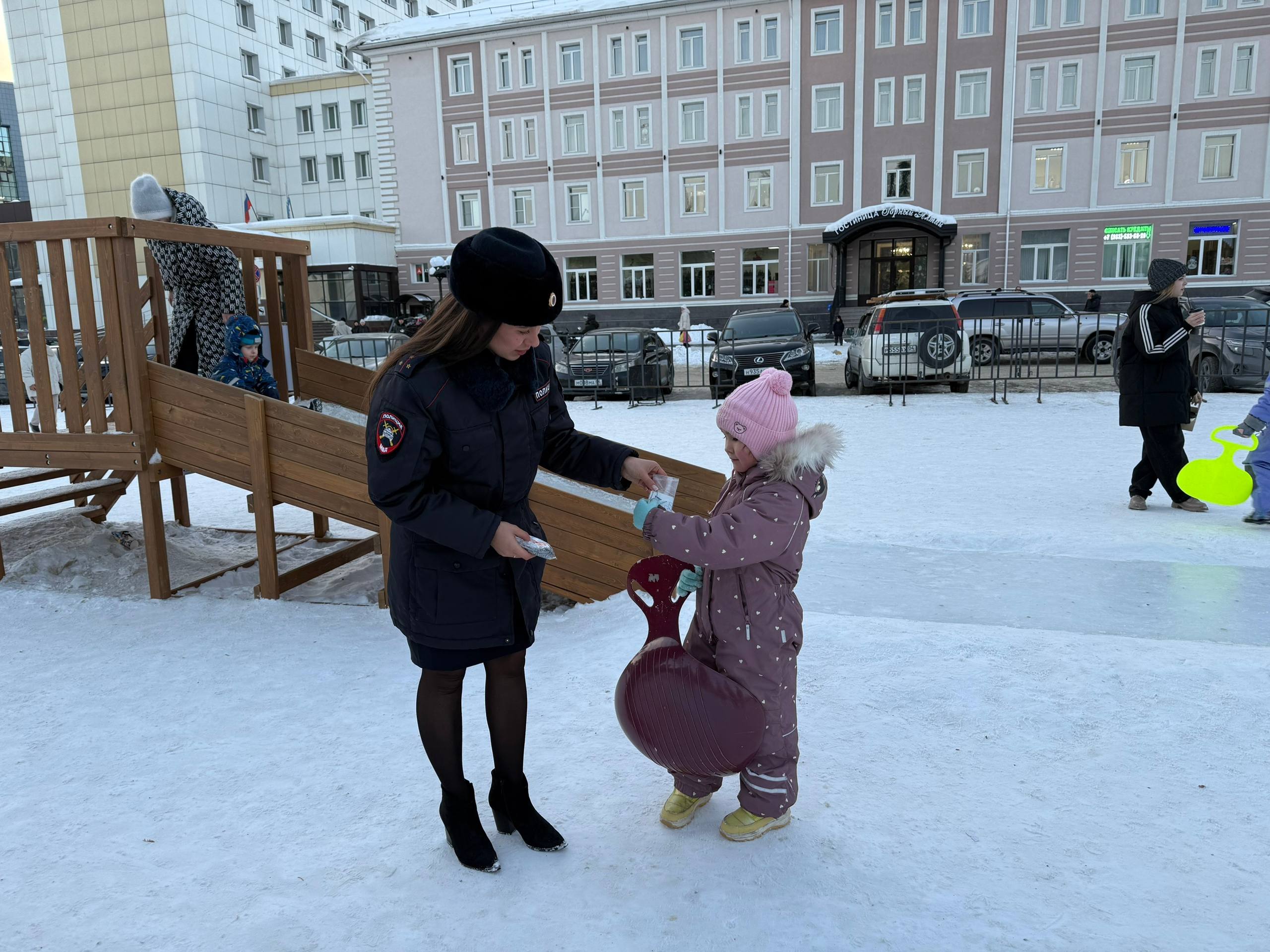 В Горно-Алтайске автоинспекторы провели акцию «Безопасный Новый год» для детей В Горно-Алтайске автоинспекторы провели акцию «Безопасный Новый год» для детей