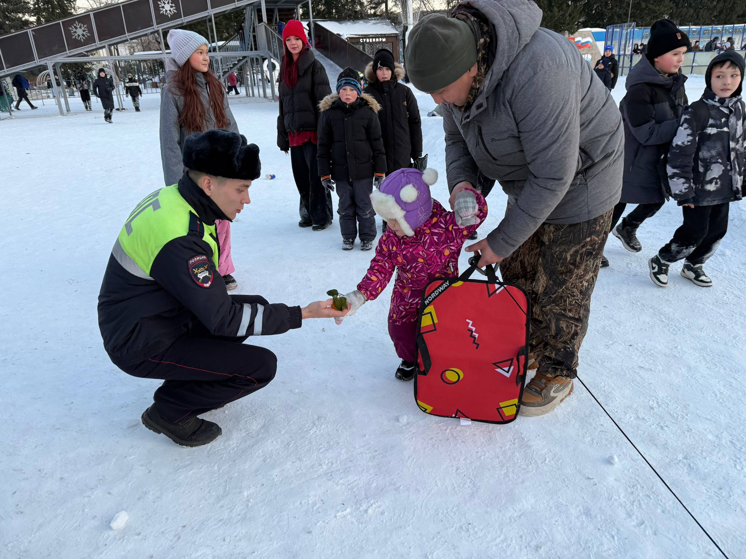 В Горно-Алтайске автоинспекторы провели акцию «Безопасный Новый год» для детей В Горно-Алтайске автоинспекторы провели акцию «Безопасный Новый год» для детей