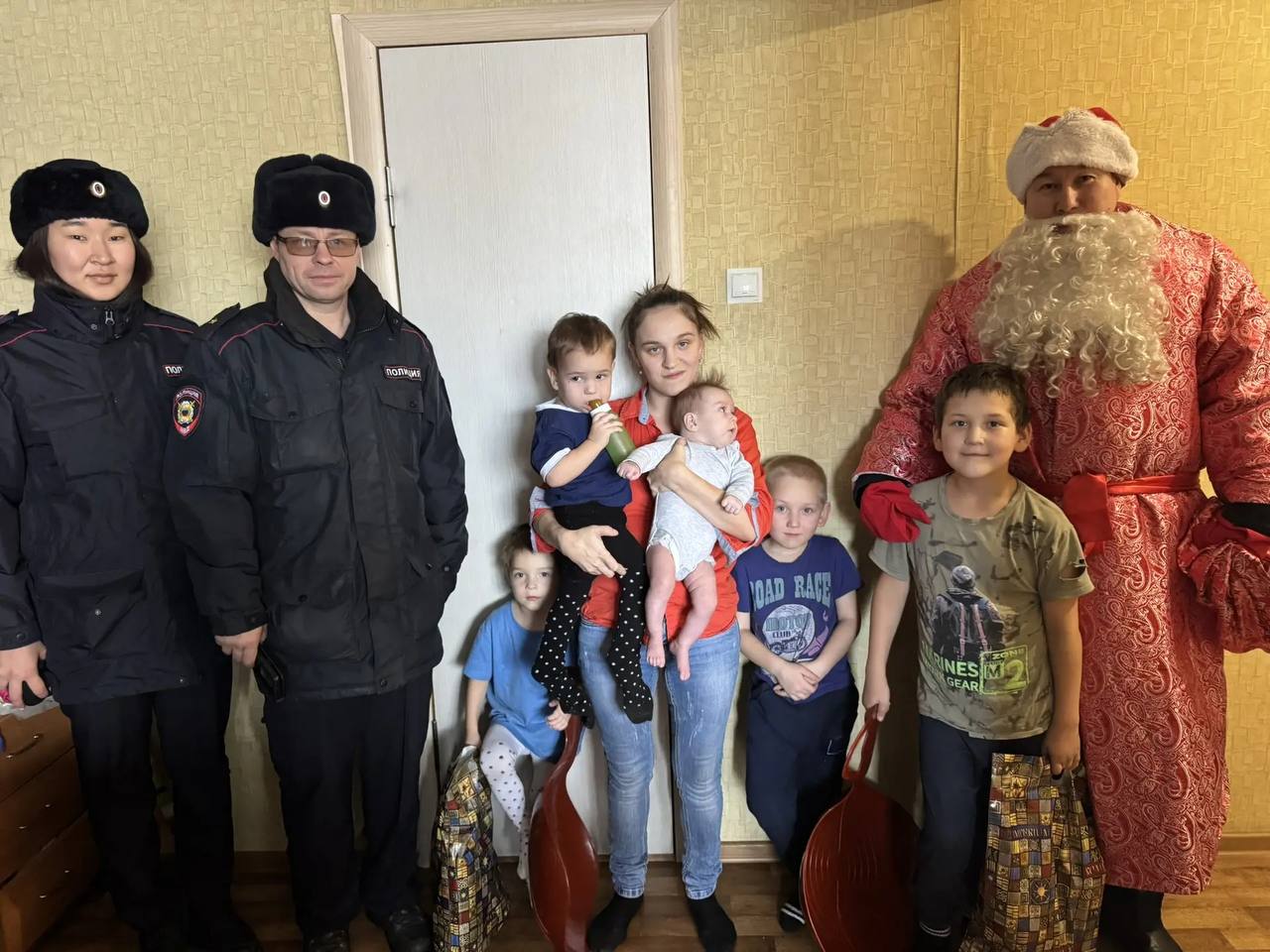 В рамках благотворительной акции «Полицейский Дед Мороз» стражи порядка г. Горно-Алтайска поздравили детей из многодетных и малообеспеченных семей В рамках благотворительной акции «Полицейский Дед Мороз» стражи порядка г. Горно-Алтайска поздравили детей из многодетных и малообеспеченных семей