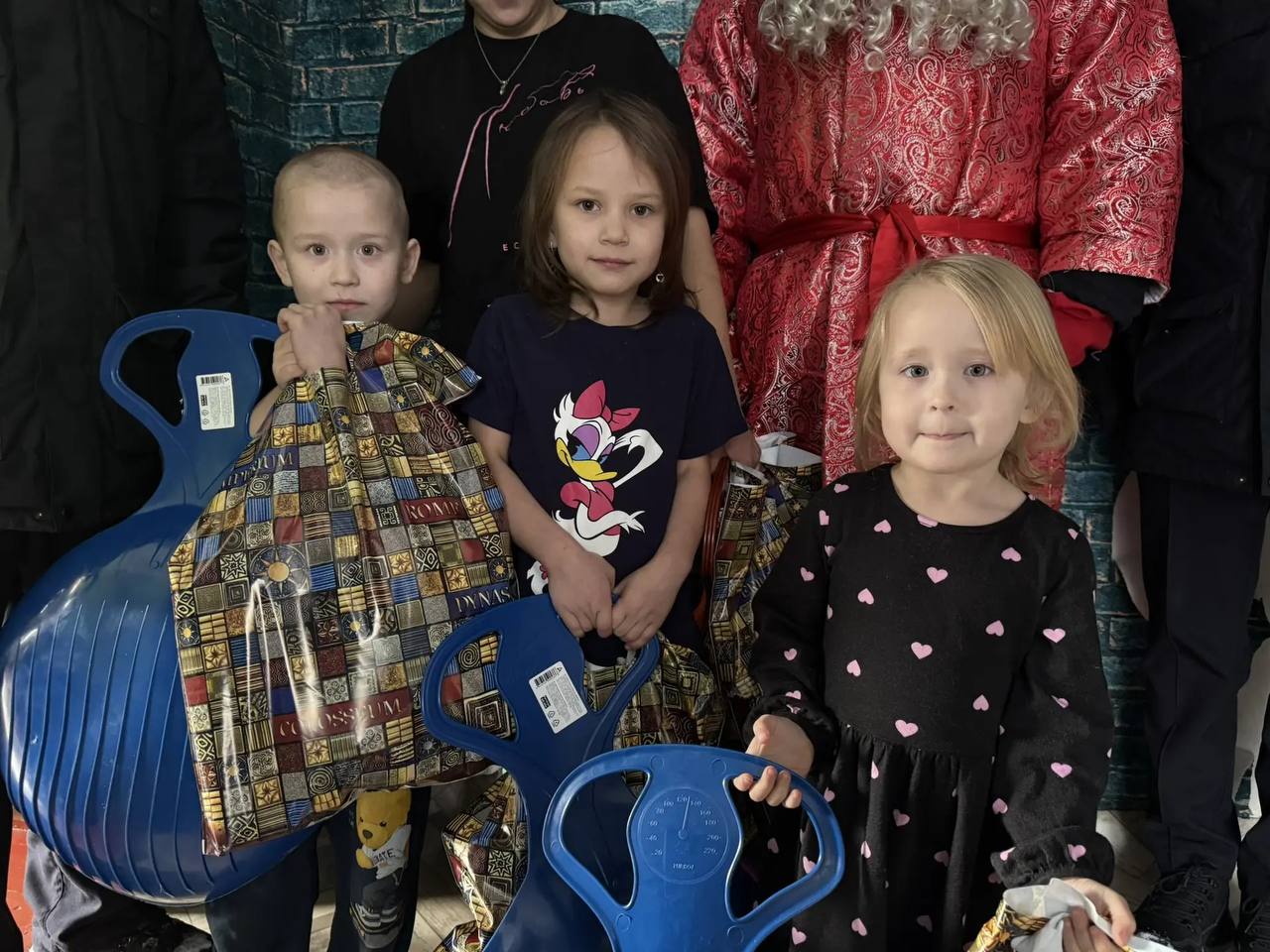 В рамках благотворительной акции «Полицейский Дед Мороз» стражи порядка г. Горно-Алтайска поздравили детей из многодетных и малообеспеченных семей В рамках благотворительной акции «Полицейский Дед Мороз» стражи порядка г. Горно-Алтайска поздравили детей из многодетных и малообеспеченных семей