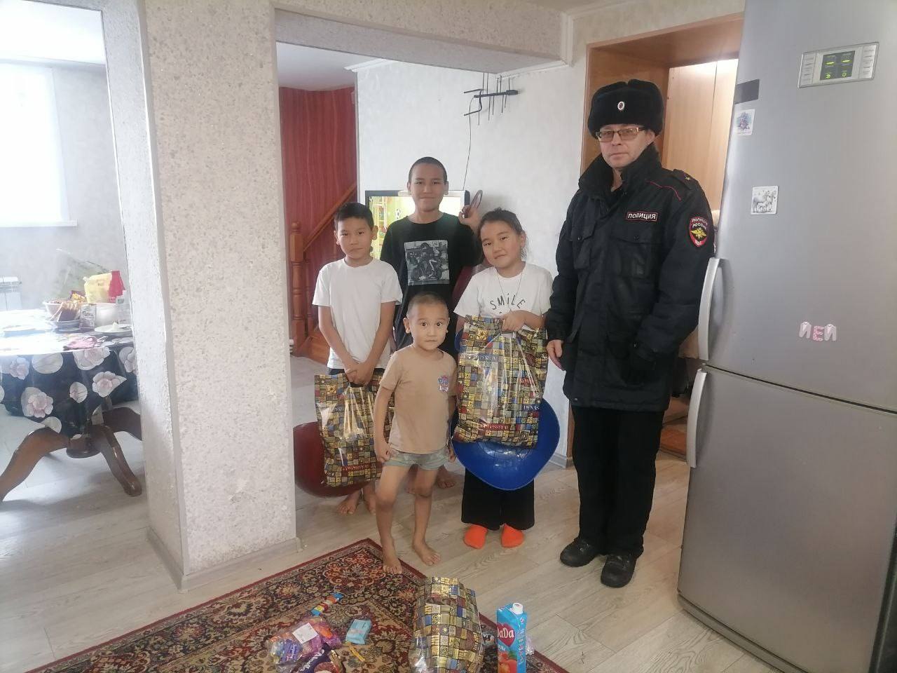 В рамках благотворительной акции «Полицейский Дед Мороз» стражи порядка г. Горно-Алтайска поздравили детей из многодетных и малообеспеченных семей В рамках благотворительной акции «Полицейский Дед Мороз» стражи порядка г. Горно-Алтайска поздравили детей из многодетных и малообеспеченных семей