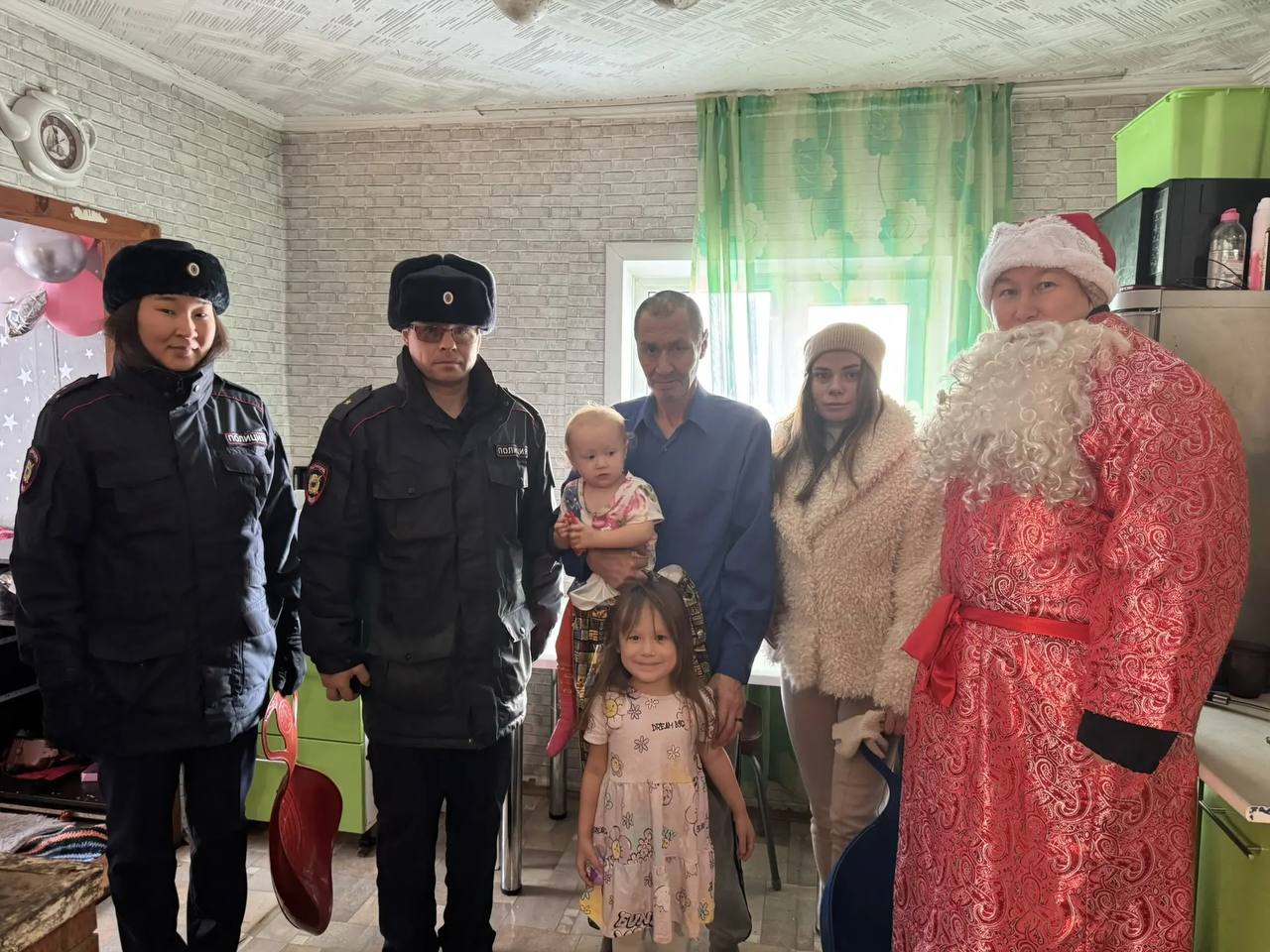 В рамках благотворительной акции «Полицейский Дед Мороз» стражи порядка г. Горно-Алтайска поздравили детей из многодетных и малообеспеченных семей В рамках благотворительной акции «Полицейский Дед Мороз» стражи порядка г. Горно-Алтайска поздравили детей из многодетных и малообеспеченных семей