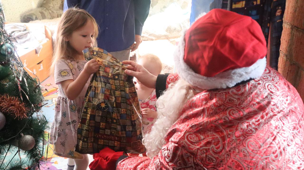 В рамках благотворительной акции «Полицейский Дед Мороз» стражи порядка г. Горно-Алтайска поздравили детей из многодетных и малообеспеченных семей В рамках благотворительной акции «Полицейский Дед Мороз» стражи порядка г. Горно-Алтайска поздравили детей из многодетных и малообеспеченных семей