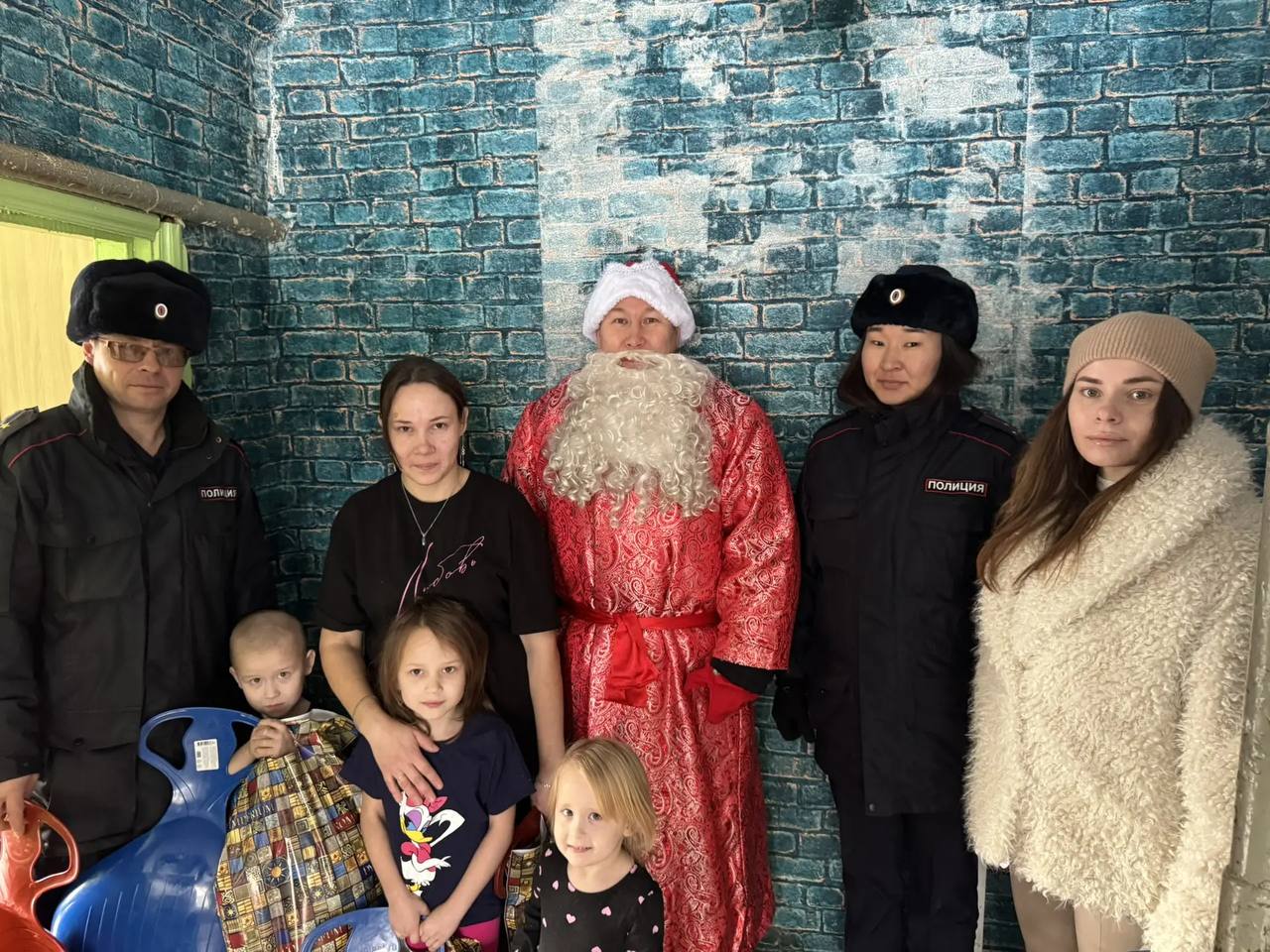 В рамках благотворительной акции «Полицейский Дед Мороз» стражи порядка г. Горно-Алтайска поздравили детей из многодетных и малообеспеченных семей В рамках благотворительной акции «Полицейский Дед Мороз» стражи порядка г. Горно-Алтайска поздравили детей из многодетных и малообеспеченных семей
