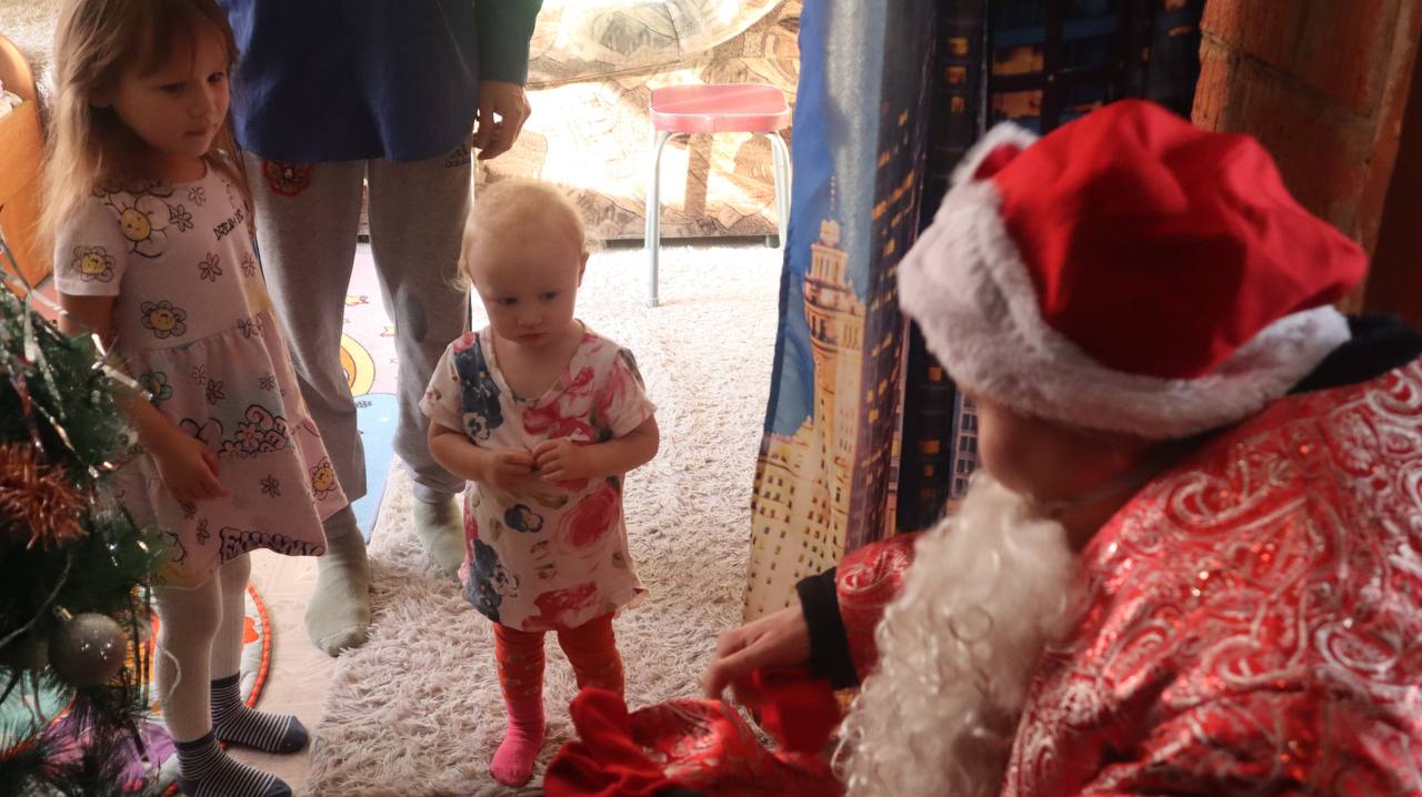 В рамках благотворительной акции «Полицейский Дед Мороз» стражи порядка г. Горно-Алтайска поздравили детей из многодетных и малообеспеченных семей