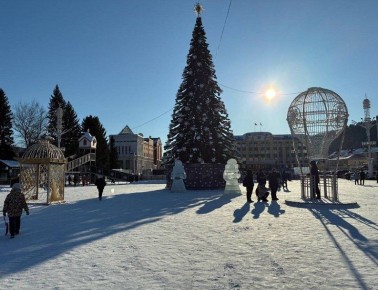 На новогодний театрализованный концерт жителей и гостей города приглашает администрация