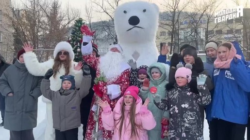 В Горно-Алтайске активисты "Молодой Гвардии Единой России" подарили жителям двора настоящее новогоднее чудо!