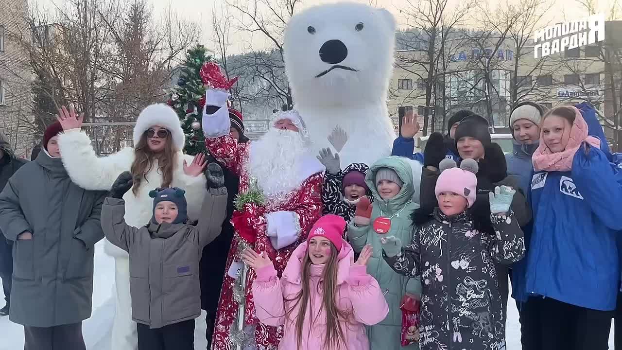 В Горно-Алтайске активисты "Молодой Гвардии Единой России" подарили жителям двора настоящее новогоднее чудо!