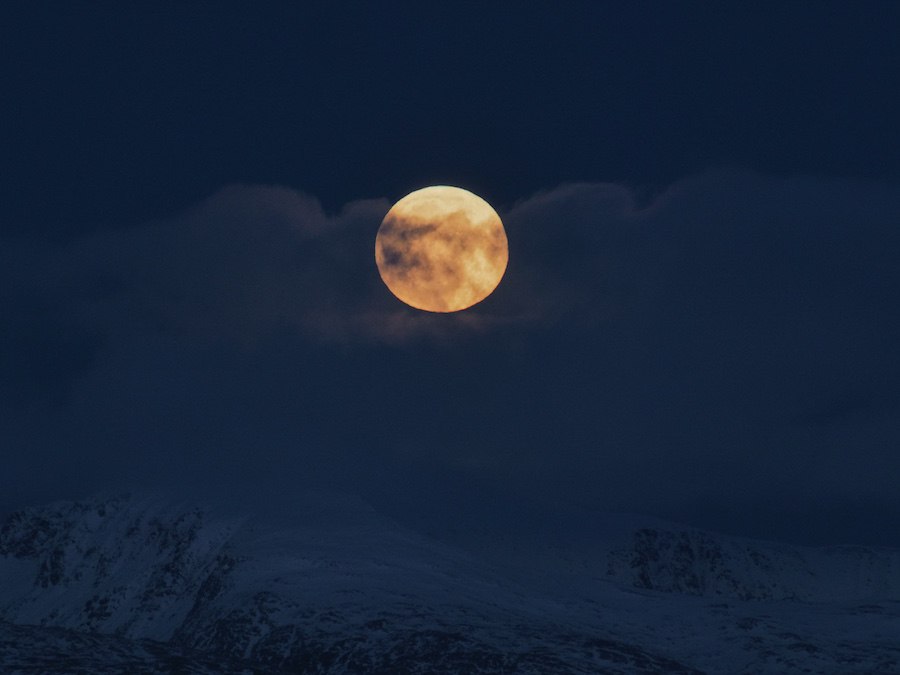 Сегодня, 3 января, жители Республики Алтай смогут полюбоваться ярким зрелищем – первым суперлунием года
