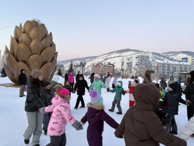 Праздничные представления накануне Нового года для детей и их родителей прошли в 16 микрорайонах Горно-Алтайска