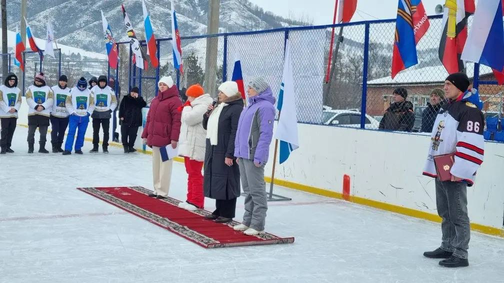 в Шебалинском районе идет Межрегиональный турнир по хоккею с шайбой, посвященный памяти кавалера Ордена Мужества, лейтенанта Золотухина Н.В
