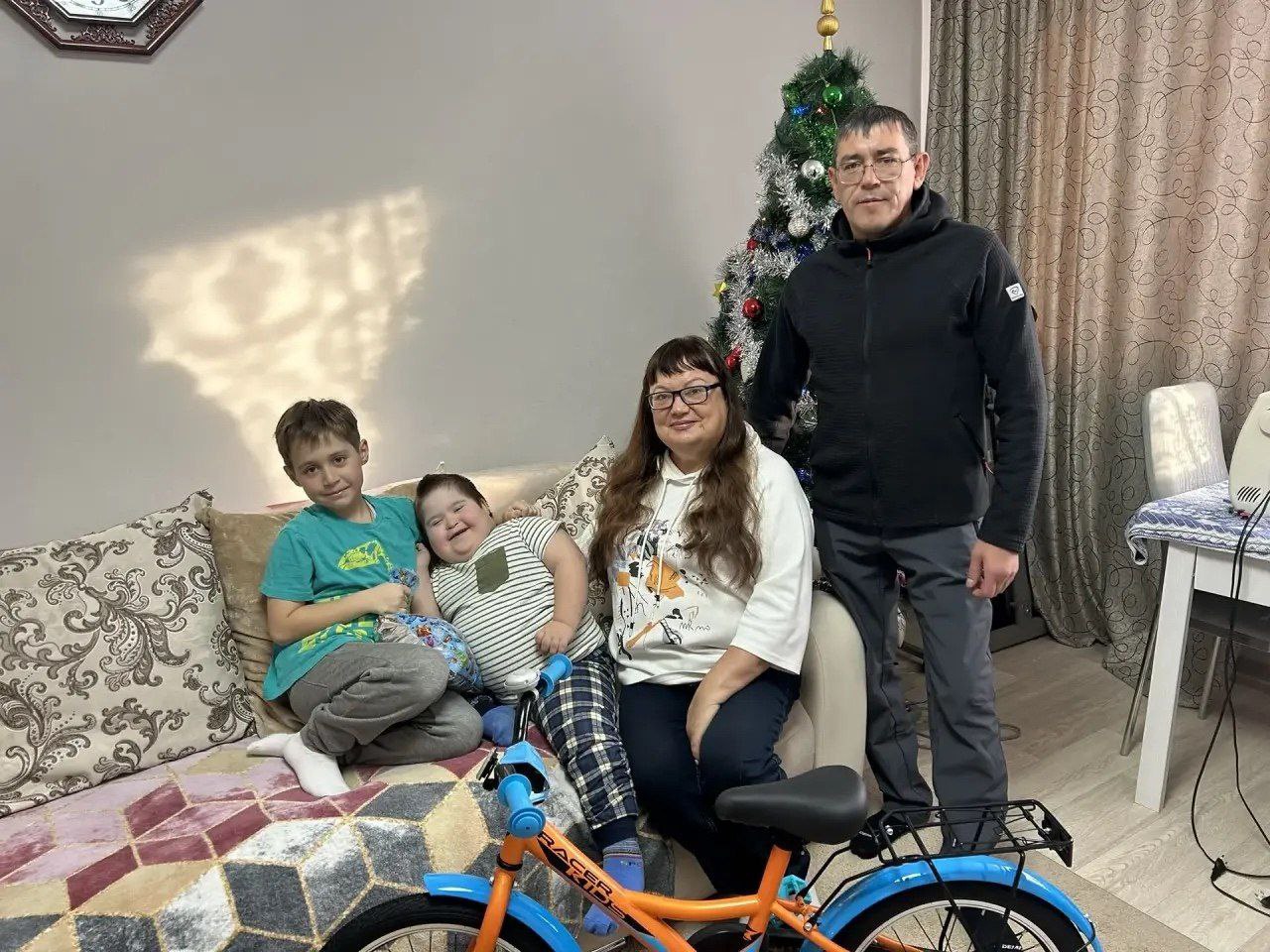 Депутаты "Единой России" в Республике Алтай продолжают исполнять детские мечты в рамках акции "Елка Желаний" Депутаты "Единой России" в Республике Алтай продолжают исполнять детские мечты в рамках акции "Елка Желаний"