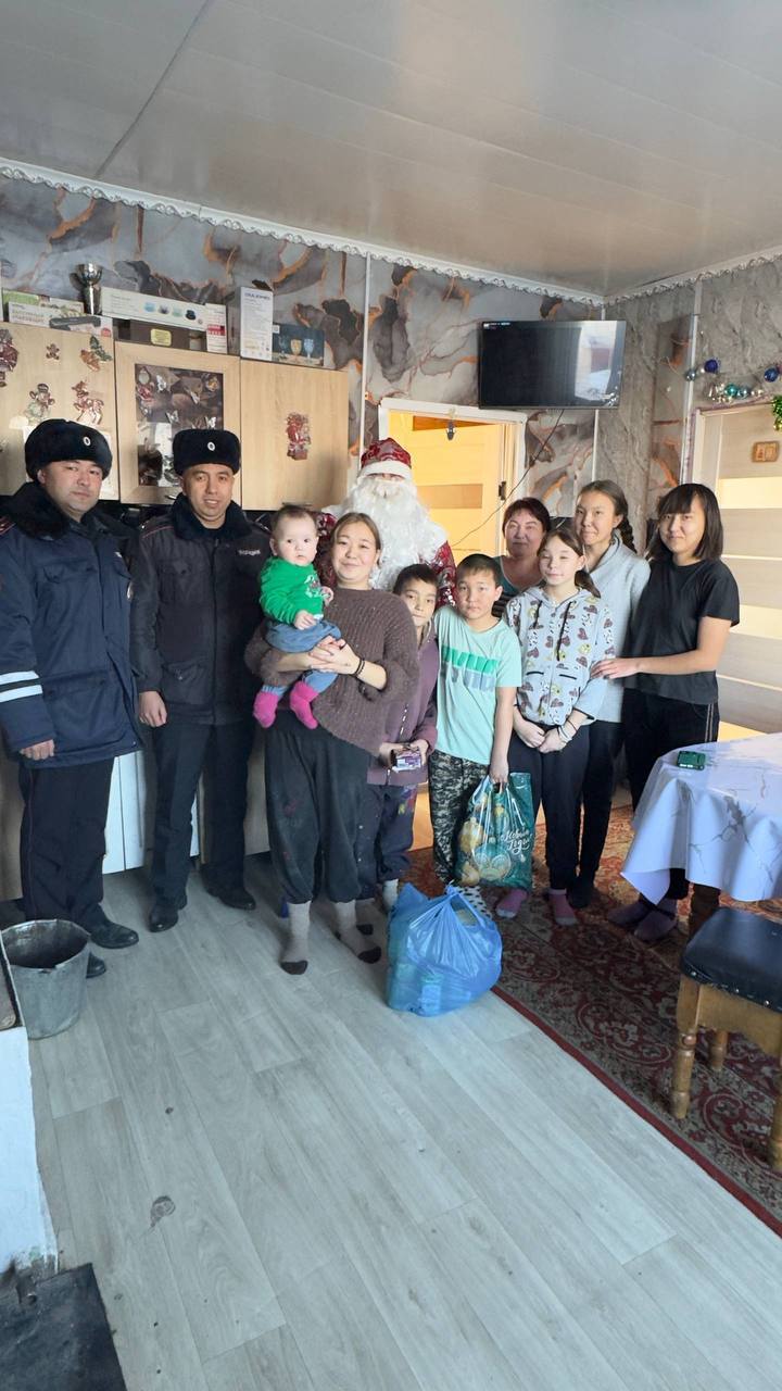 В рамках акции «Полицейский Дед Мороз» сотрудники Госавтоинспекции Кош-Агачского районов поздравили с Новым годом детей из многодетных и малообеспеченных семей