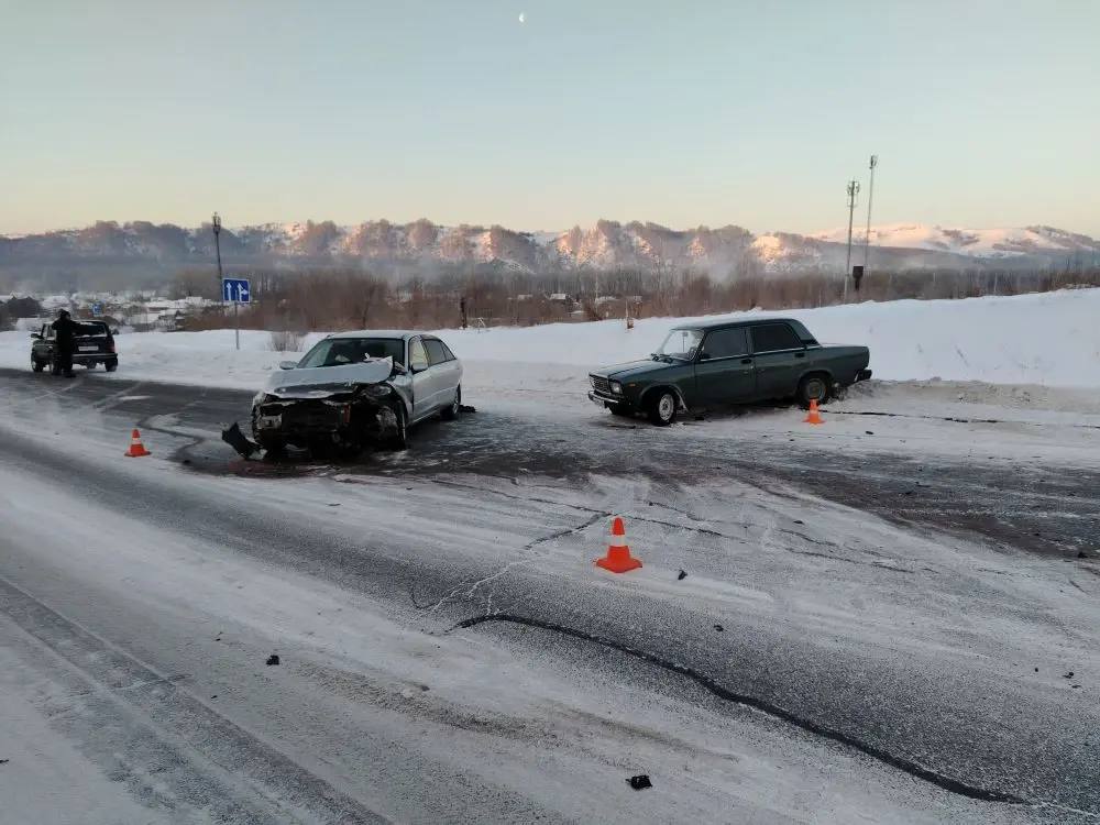 В Майминском районе 18-летний местный житель совершил наезд на автоледи, которая находилась на дороге после того, как сама попала в ДТП