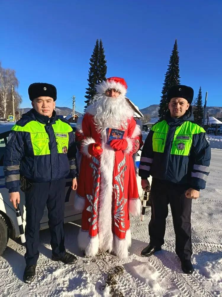 Полицейский Дед Мороз в Турочакском районе: мандарины вместо штрафов