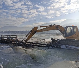 Администрация Онгудайского района приняла решение о демонтаже двух пролётов так называемого Олимпийского моста для обеспечения беспрепятственного пропуска воды