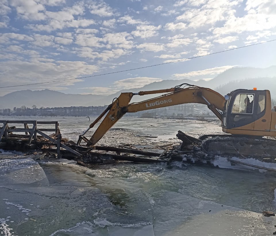 Администрация Онгудайского района приняла решение о демонтаже двух пролётов так называемого Олимпийского моста для обеспечения беспрепятственного пропуска воды