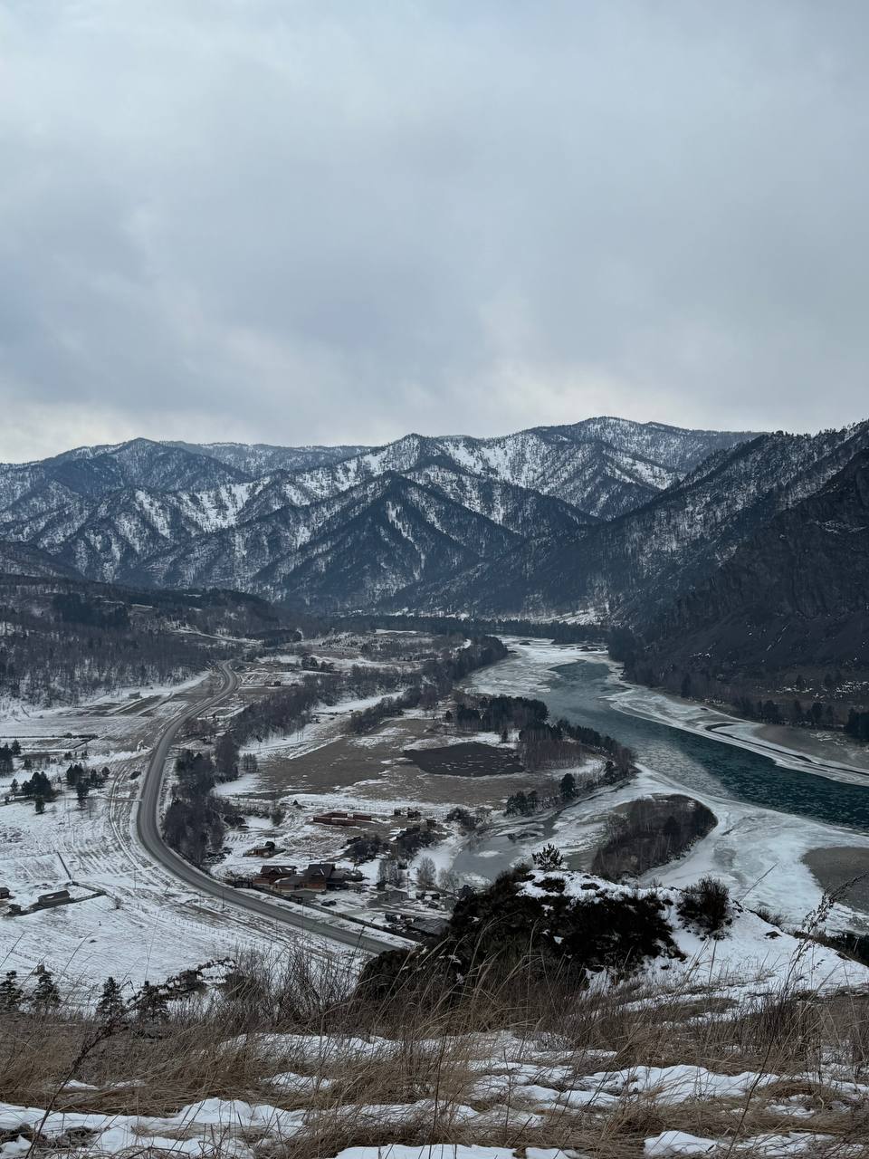 Вид на Катунь в Чемальском районе Вид на Катунь в Чемальском районе