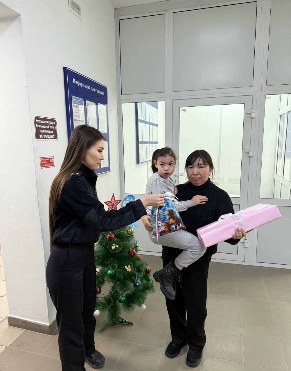 В рамках акции «Елка желаний» сотрудники полиции Кош-Агачского района исполнили мечту десятилетней девочки