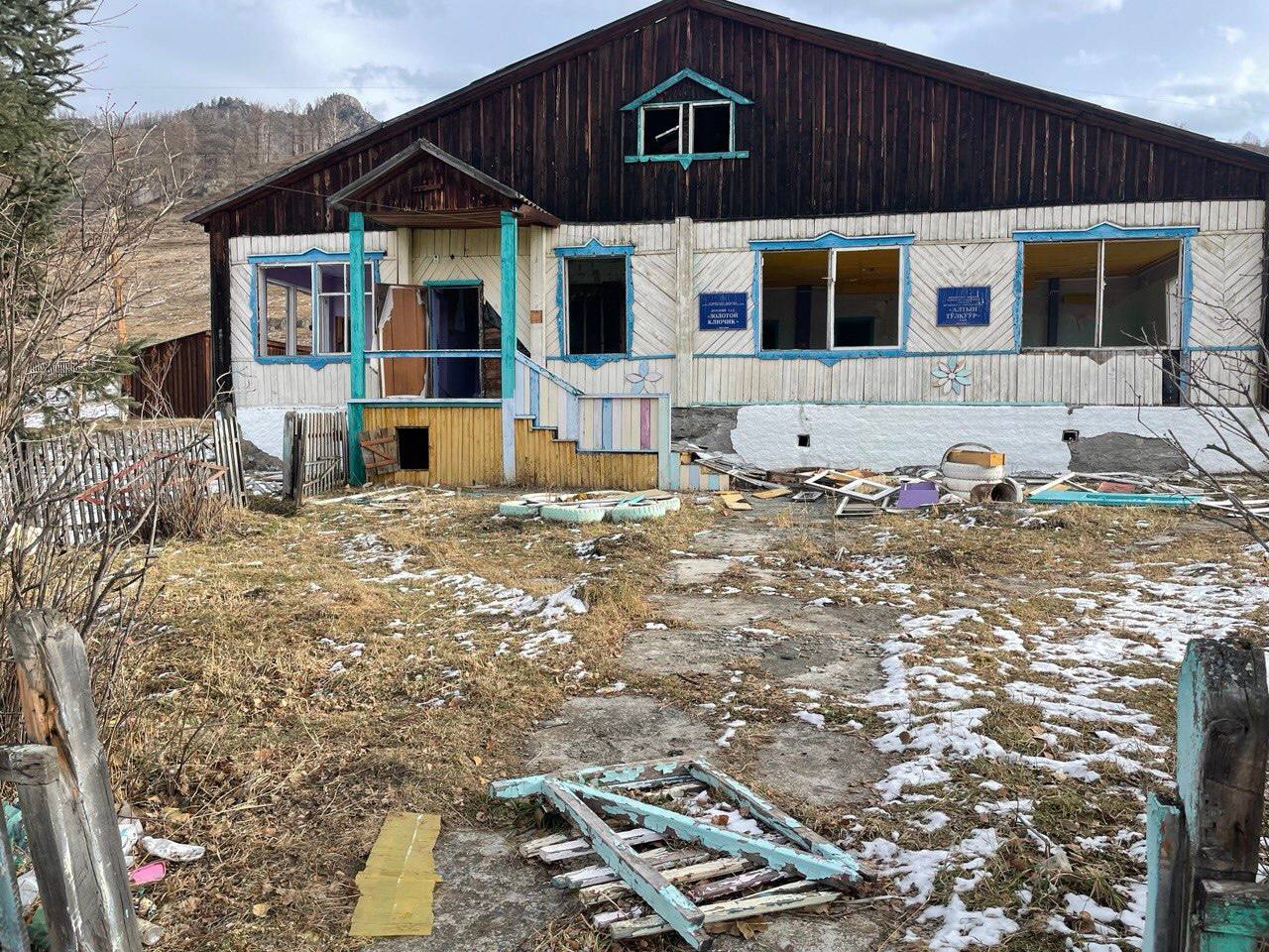 По иску прокурора Шебалинского района суд обязал администрацию района ограничить доступ к аварийному зданию По иску прокурора Шебалинского района суд обязал администрацию района ограничить доступ к аварийному зданию