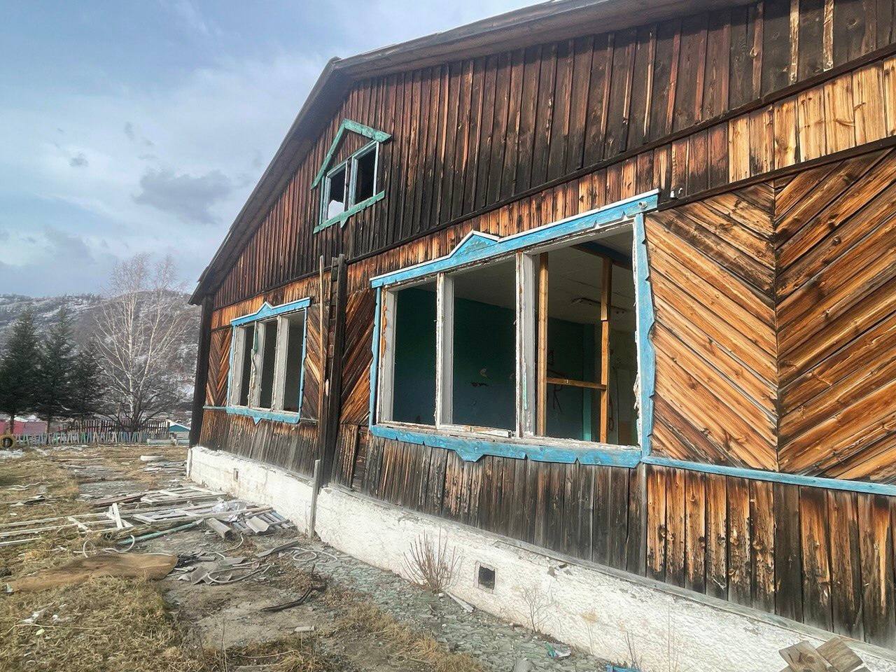 По иску прокурора Шебалинского района суд обязал администрацию района ограничить доступ к аварийному зданию