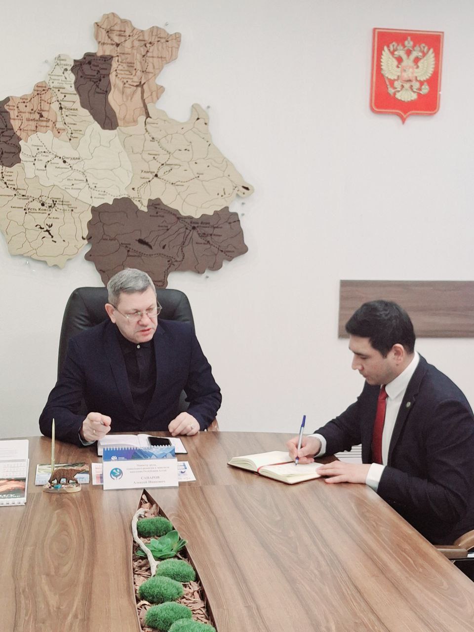 Заместитель председателя комитета по здравоохранению и социальной защите Ихтиёр Мардиев провёл встречу с министром труда, социального развития и занятости населения Алексеем Санаровым