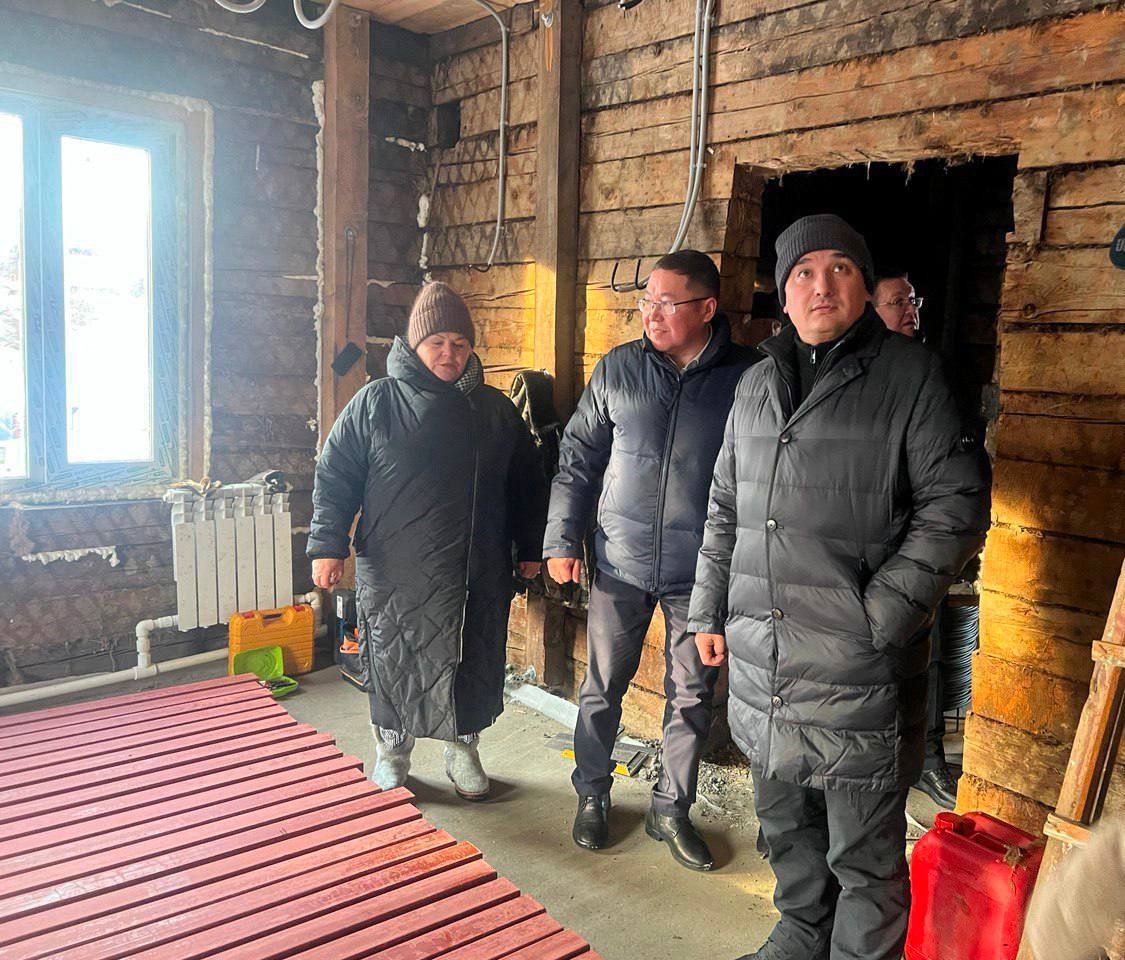 Председатель Государственного Собрания – Эл Курултай Эжер Ялбаков вместе с руководством администрации Усть-Коксинского района и депутатами проверил ход капитального ремонта детского сада «Огоньки» в селе Мульта Председатель Государственного Собрания – Эл Курултай Эжер Ялбаков вместе с руководством администрации Усть-Коксинского района и депутатами проверил ход капитального ремонта детского сада «Огоньки» в селе Мульта