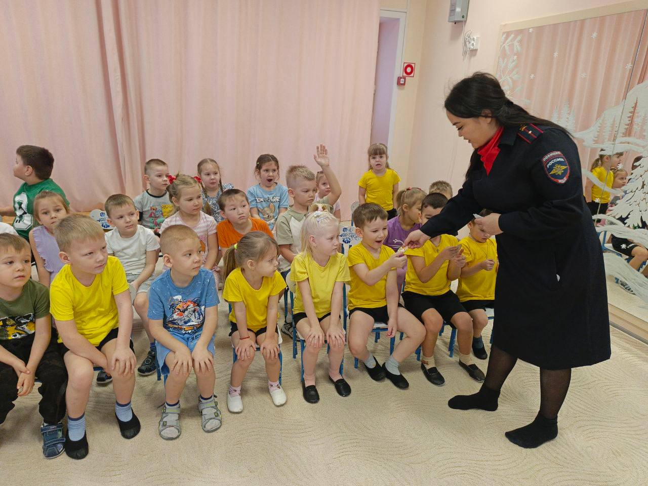 «В гостях у «Светлячка»: Урок безопасности от ГИБДД» «В гостях у «Светлячка»: Урок безопасности от ГИБДД»