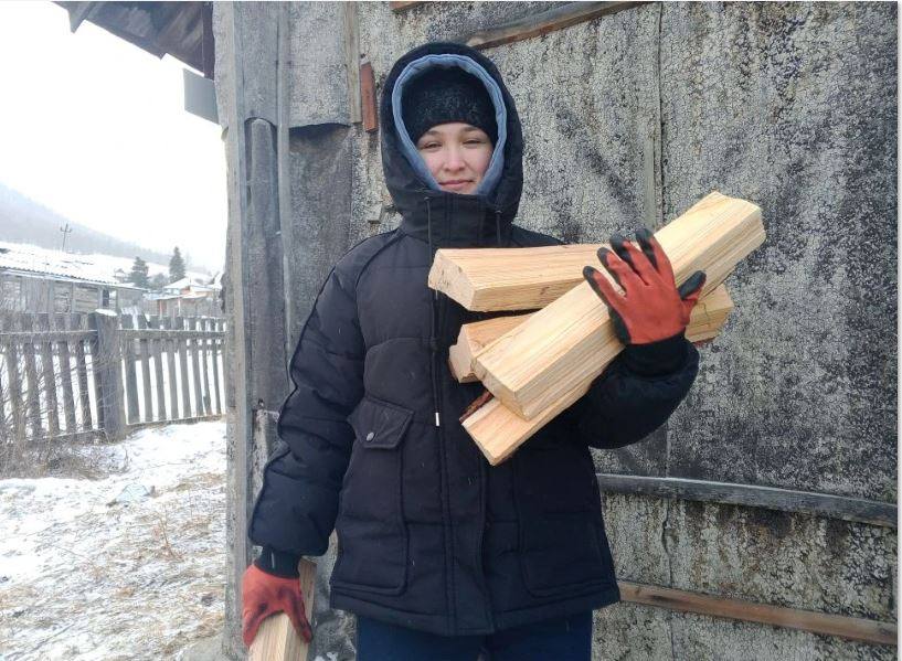 Волонтёры – ученики и педагоги сельской школы – и соцработник помогли пожилой женщине в Дьектиеке расколоть и сложить в поленницу дрова Волонтёры – ученики и педагоги сельской школы – и соцработник помогли пожилой женщине в Дьектиеке расколоть и сложить в поленницу дрова