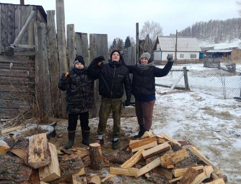 Волонтёры – ученики и педагоги сельской школы – и соцработник помогли пожилой женщине в Дьектиеке расколоть и сложить в поленницу дрова Волонтёры – ученики и педагоги сельской школы – и соцработник помогли пожилой женщине в Дьектиеке расколоть и сложить в поленницу дрова